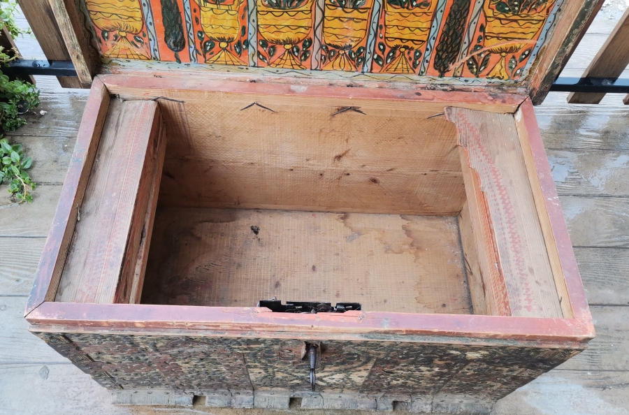 OSMANLI DÖNEMİ KAPAĞI KÖK BOYALI SELVİLİ VE KABARALI ORİJİNAL ANAHTARIYLA KASTAMONU GELİN SANDIĞI