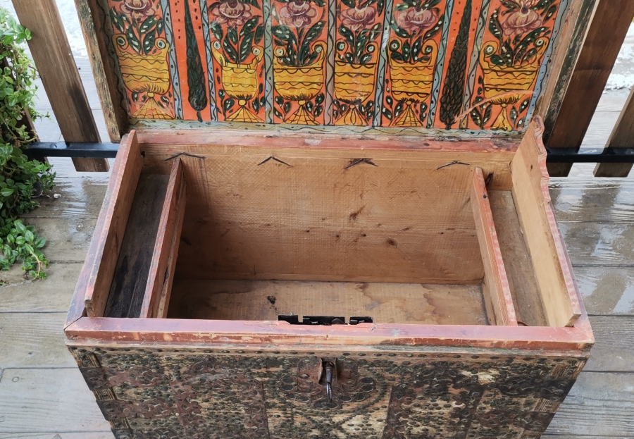 OSMANLI DÖNEMİ KAPAĞI KÖK BOYALI SELVİLİ VE KABARALI ORİJİNAL ANAHTARIYLA KASTAMONU GELİN SANDIĞI