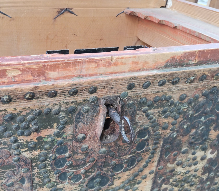 OSMANLI DÖNEMİ KAPAĞI KÖK BOYALI SELVİLİ VE KABARALI ORİJİNAL ANAHTARIYLA KASTAMONU GELİN SANDIĞI