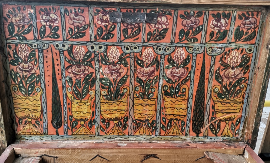 OSMANLI DÖNEMİ KAPAĞI KÖK BOYALI SELVİLİ VE KABARALI ORİJİNAL ANAHTARIYLA KASTAMONU GELİN SANDIĞI