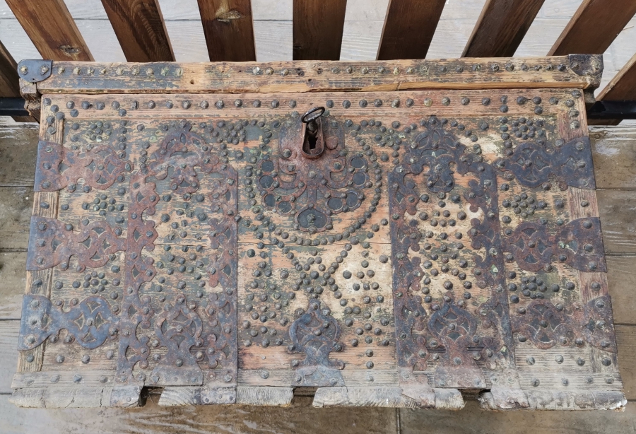 OSMANLI DÖNEMİ KAPAĞI KÖK BOYALI SELVİLİ VE KABARALI ORİJİNAL ANAHTARIYLA KASTAMONU GELİN SANDIĞI