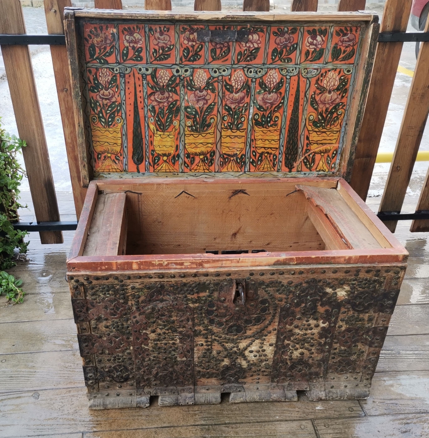 OSMANLI DÖNEMİ KAPAĞI KÖK BOYALI SELVİLİ VE KABARALI ORİJİNAL ANAHTARIYLA KASTAMONU GELİN SANDIĞI