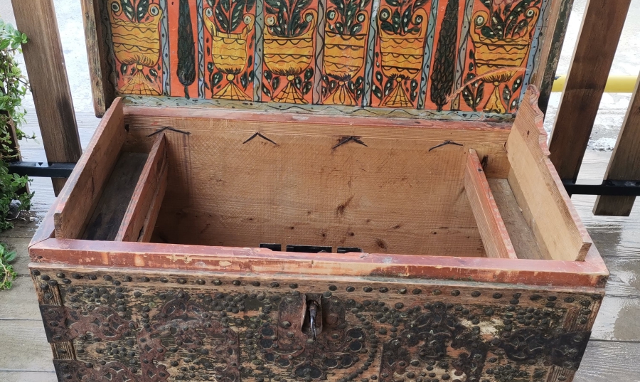 OSMANLI DÖNEMİ KAPAĞI KÖK BOYALI SELVİLİ VE KABARALI ORİJİNAL ANAHTARIYLA KASTAMONU GELİN SANDIĞI
