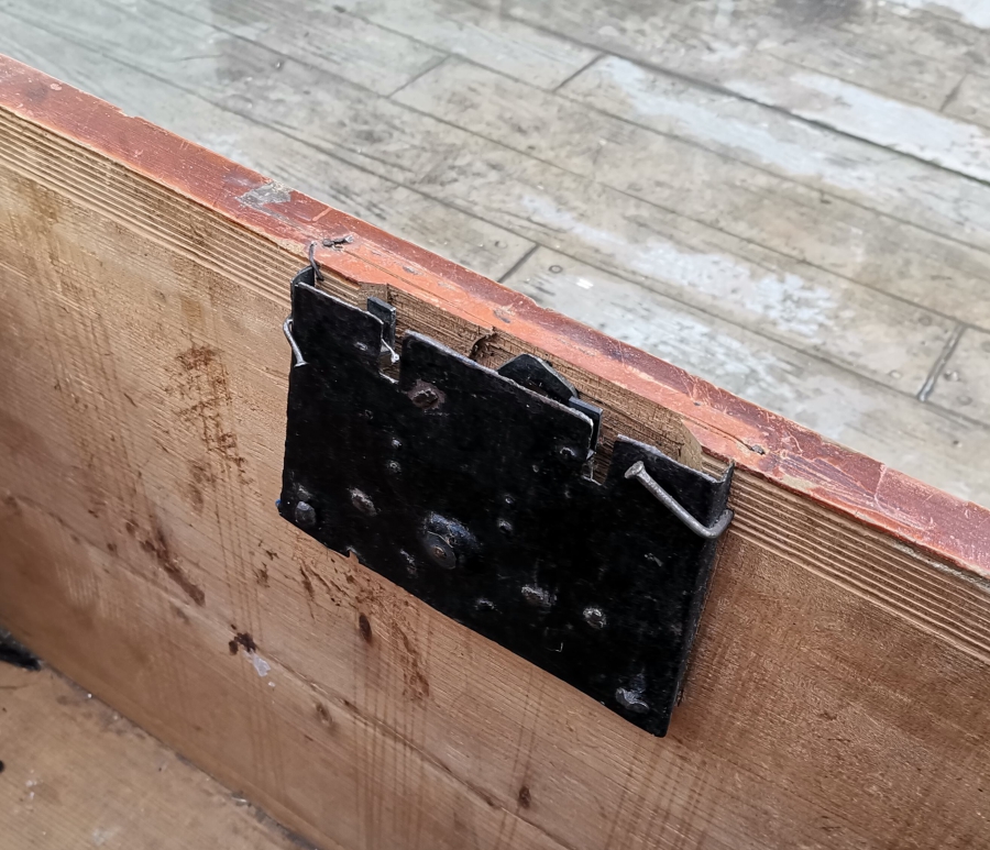 OSMANLI DÖNEMİ KAPAĞI KÖK BOYALI SELVİLİ VE KABARALI ORİJİNAL ANAHTARIYLA KASTAMONU GELİN SANDIĞI