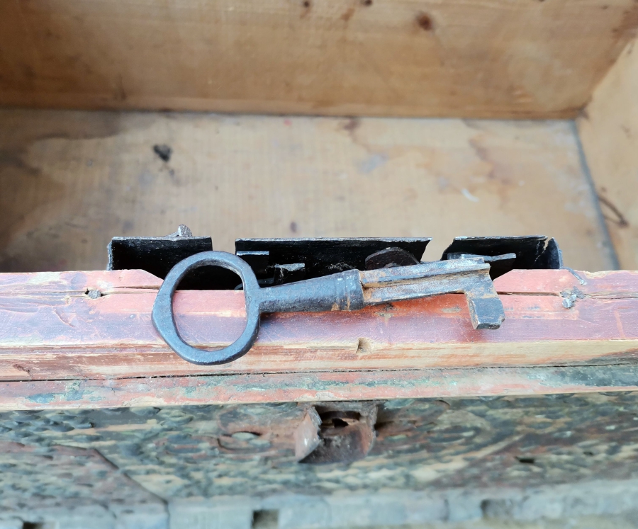 OSMANLI DÖNEMİ KAPAĞI KÖK BOYALI SELVİLİ VE KABARALI ORİJİNAL ANAHTARIYLA KASTAMONU GELİN SANDIĞI