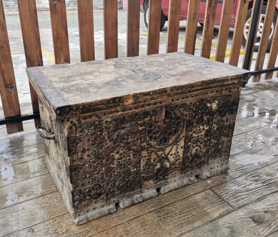 OSMANLI DÖNEMİ KAPAĞI KÖK BOYALI SELVİLİ VE KABARALI ORİJİNAL ANAHTARIYLA KASTAMONU GELİN SANDIĞI