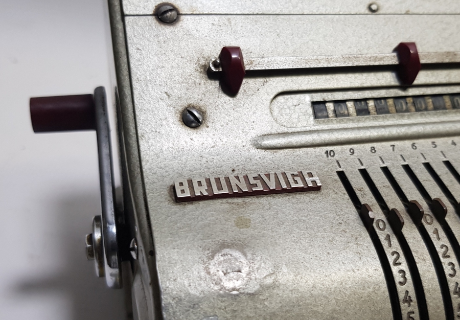 BRUNSVIGA MARKA ALMAN YAPIMI NADİR İLK DÖNEM BÜYÜK BOY HESAP MAKİNESİ