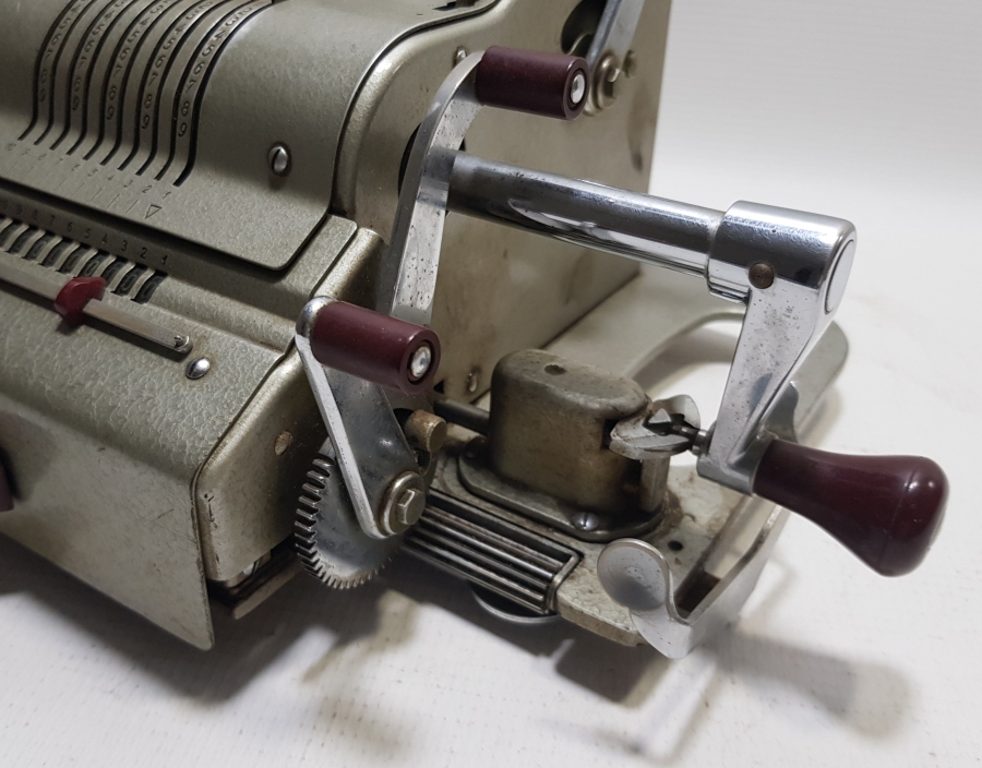 BRUNSVIGA MARKA ALMAN YAPIMI NADİR İLK DÖNEM BÜYÜK BOY HESAP MAKİNESİ