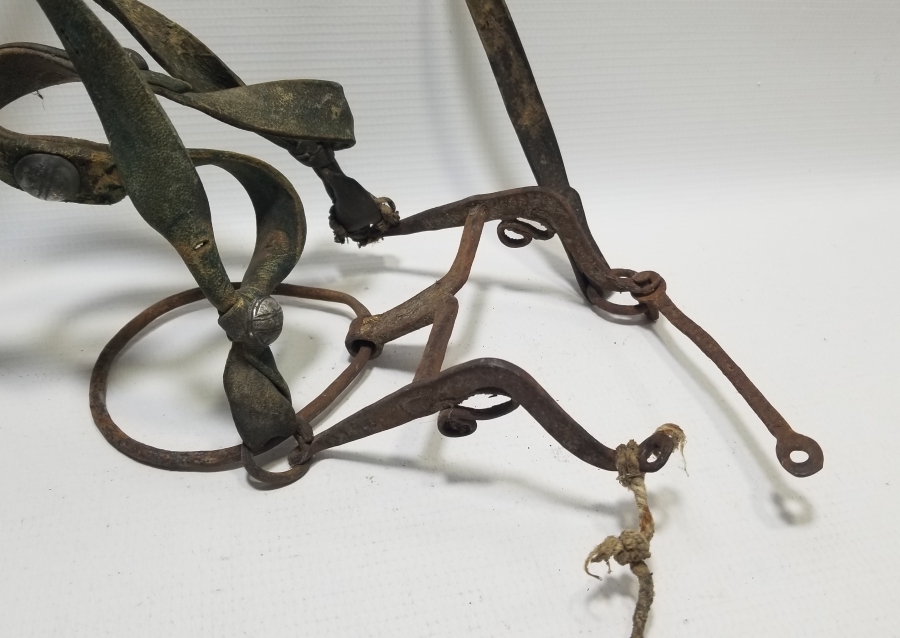 ÜZERİNDE GÜMÜŞ APLİKLER BULUNAN OSMANLI DÖNEMİ ÇERKES AT GEMİ