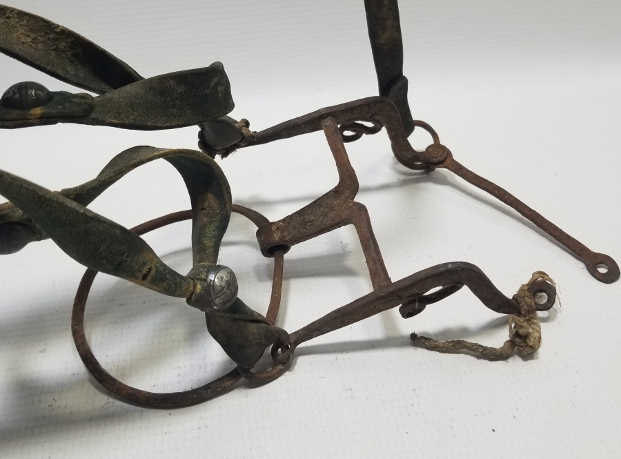 ÜZERİNDE GÜMÜŞ APLİKLER BULUNAN OSMANLI DÖNEMİ ÇERKES AT GEMİ