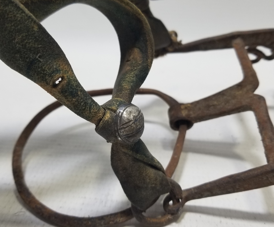 ÜZERİNDE GÜMÜŞ APLİKLER BULUNAN OSMANLI DÖNEMİ ÇERKES AT GEMİ