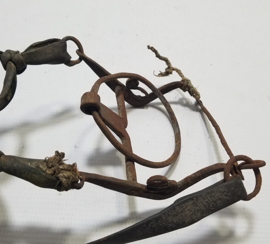 ÜZERİNDE GÜMÜŞ APLİKLER BULUNAN OSMANLI DÖNEMİ ÇERKES AT GEMİ