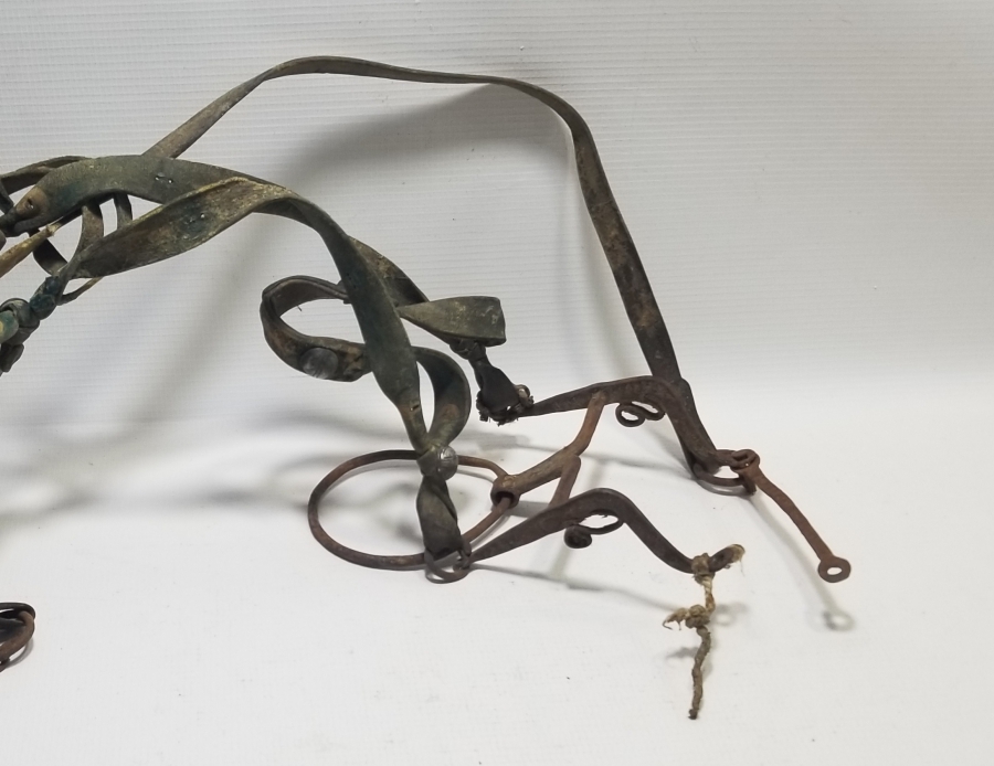 ÜZERİNDE GÜMÜŞ APLİKLER BULUNAN OSMANLI DÖNEMİ ÇERKES AT GEMİ