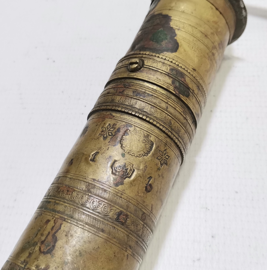 ÜZERİNDE OSMANLI DEVLET ARMASI VE USTA DAMGASI BULUNAN OSMANLI DÖNEMİ KAHVE DEĞİRMENİ