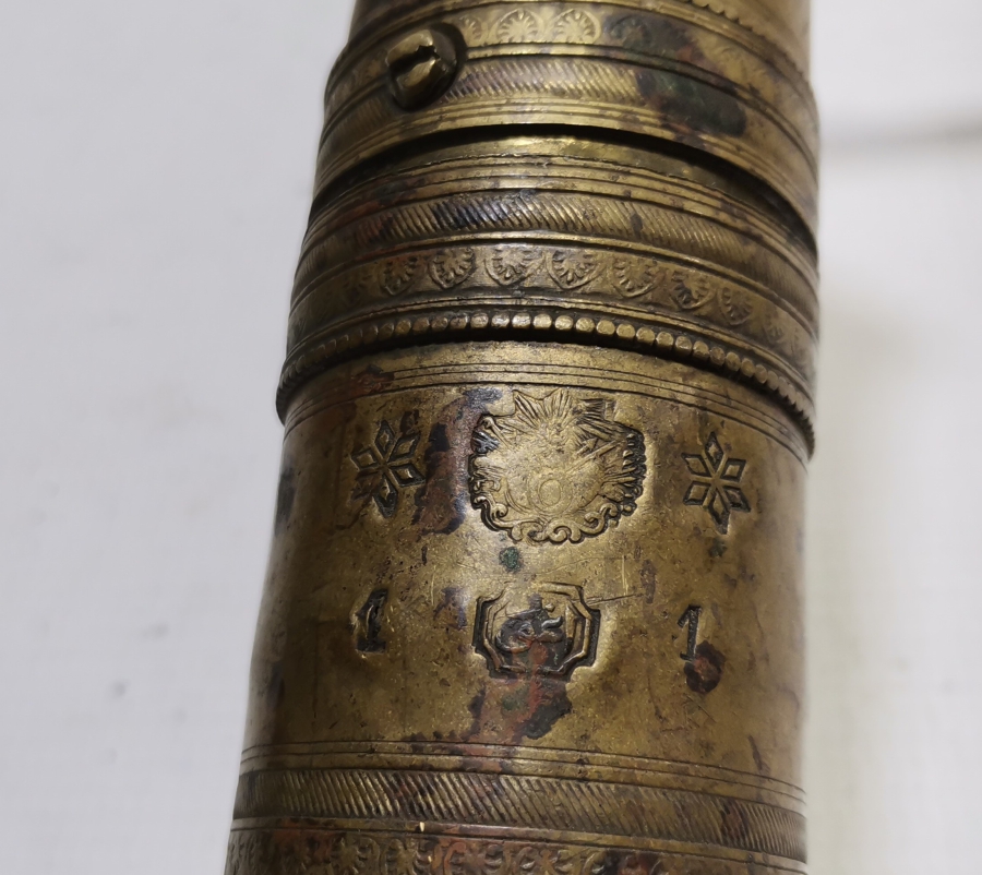 ÜZERİNDE OSMANLI DEVLET ARMASI VE USTA DAMGASI BULUNAN OSMANLI DÖNEMİ KAHVE DEĞİRMENİ