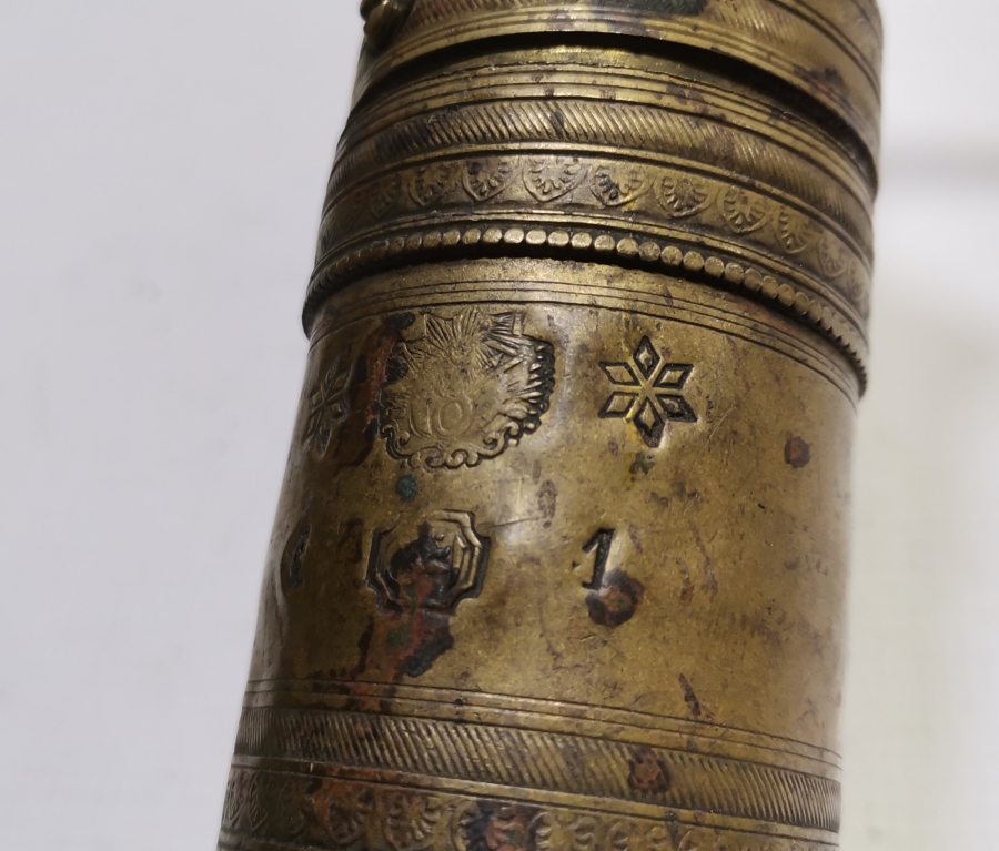 ÜZERİNDE OSMANLI DEVLET ARMASI VE USTA DAMGASI BULUNAN OSMANLI DÖNEMİ KAHVE DEĞİRMENİ