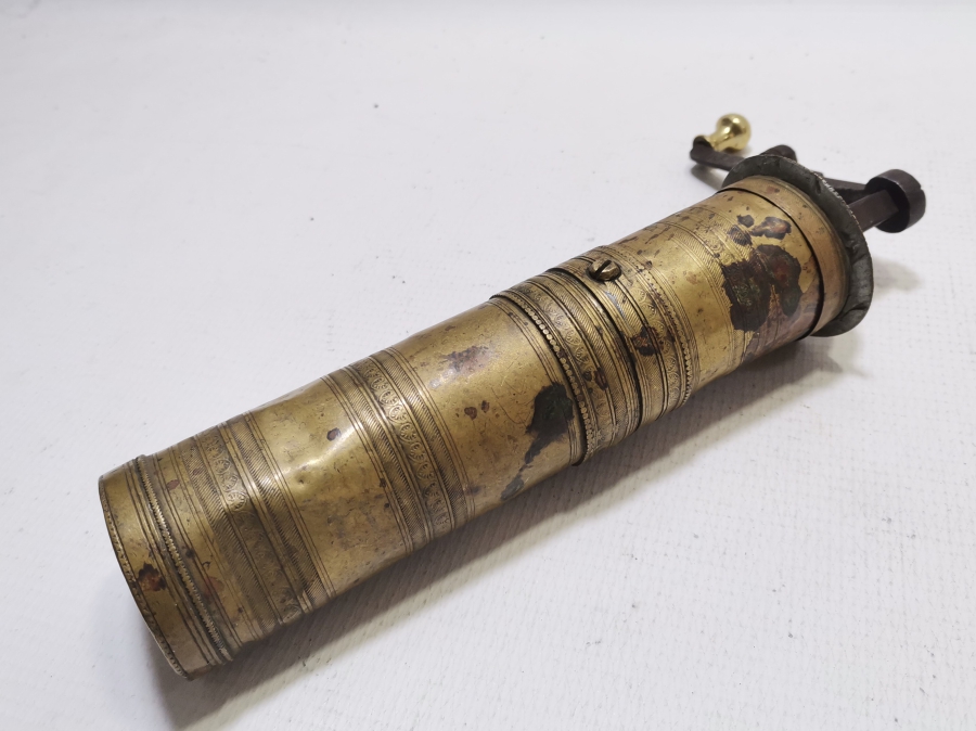 ÜZERİNDE OSMANLI DEVLET ARMASI VE USTA DAMGASI BULUNAN OSMANLI DÖNEMİ KAHVE DEĞİRMENİ