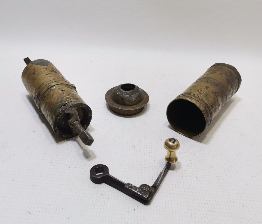 ÜZERİNDE OSMANLI DEVLET ARMASI VE USTA DAMGASI BULUNAN OSMANLI DÖNEMİ KAHVE DEĞİRMENİ