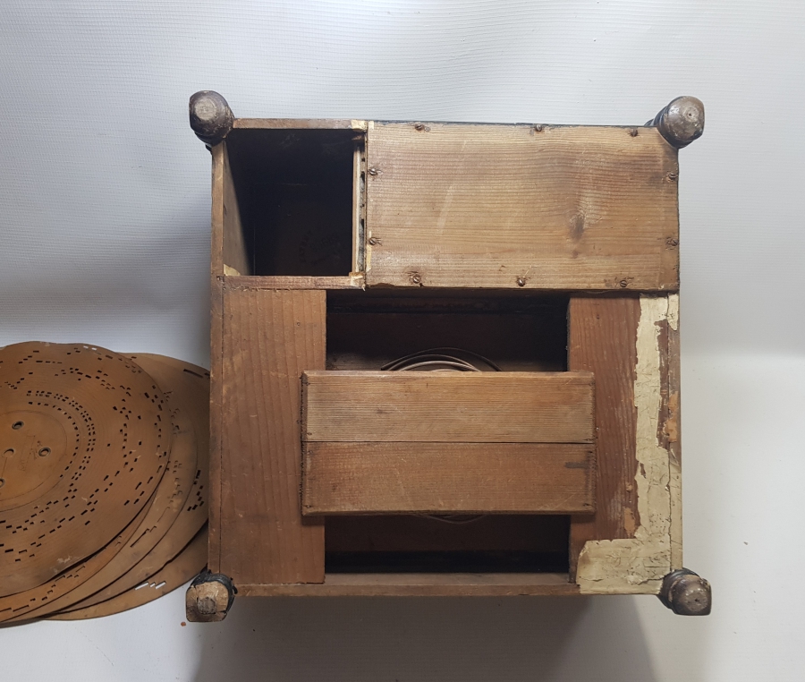 ÜZERLERİ OSMANLICA YAZILI PLAKLARIYLA ÇOK NADİR İLK DÖNEM FONOGRAF GRAMAFONU