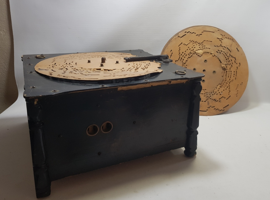 ÜZERLERİ OSMANLICA YAZILI PLAKLARIYLA ÇOK NADİR İLK DÖNEM FONOGRAF GRAMAFONU