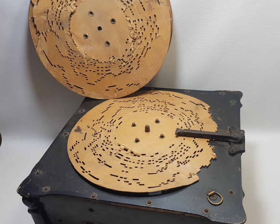 ÜZERLERİ OSMANLICA YAZILI PLAKLARIYLA ÇOK NADİR İLK DÖNEM FONOGRAF GRAMAFONU