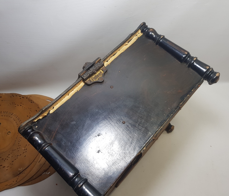 ÜZERLERİ OSMANLICA YAZILI PLAKLARIYLA ÇOK NADİR İLK DÖNEM FONOGRAF GRAMAFONU