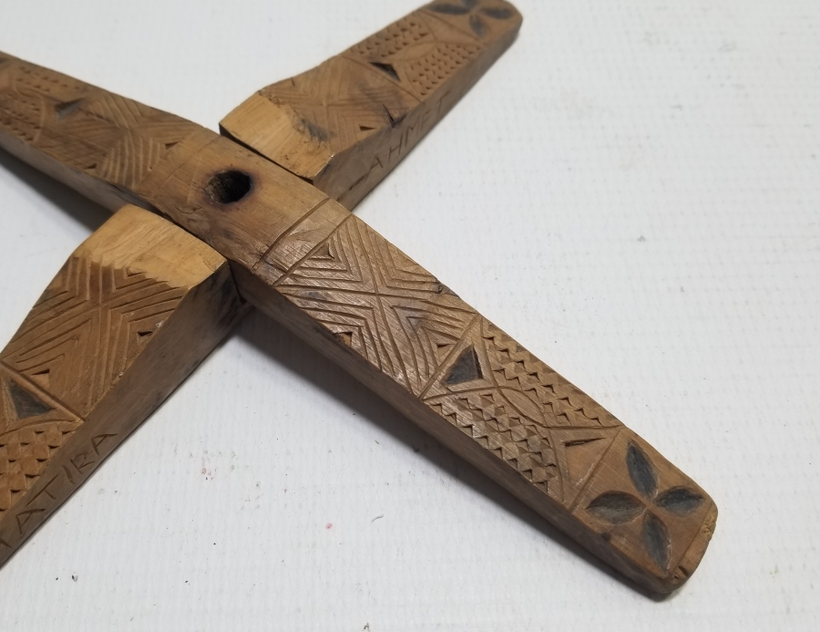 ÜZERİ İŞLEMELİ ANTİKA AHŞAP KİRMAN