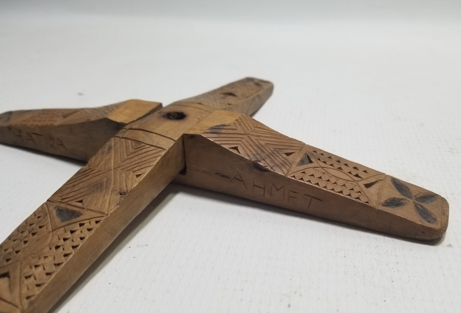 ÜZERİ İŞLEMELİ ANTİKA AHŞAP KİRMAN