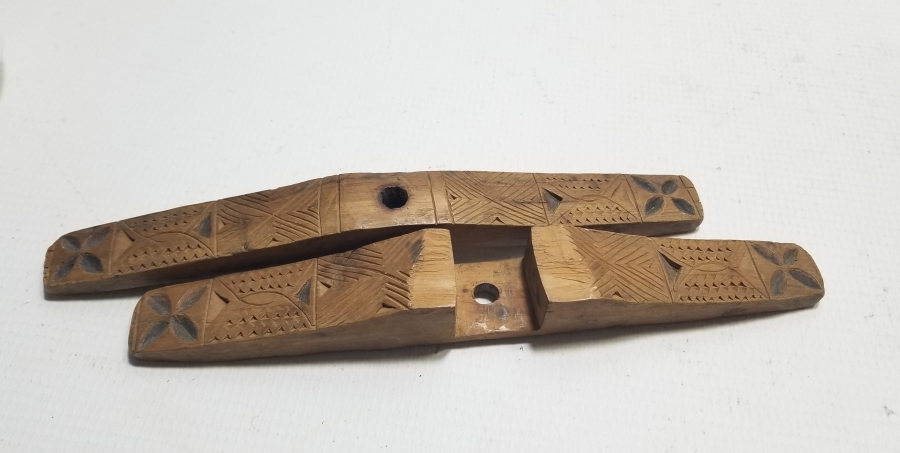 ÜZERİ İŞLEMELİ ANTİKA AHŞAP KİRMAN