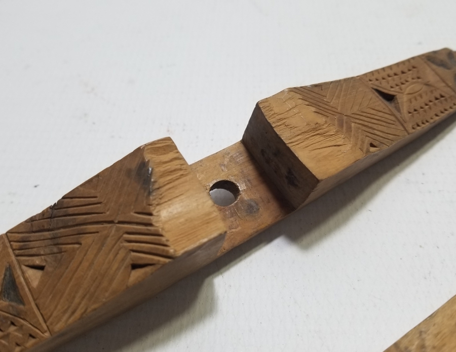 ÜZERİ İŞLEMELİ ANTİKA AHŞAP KİRMAN