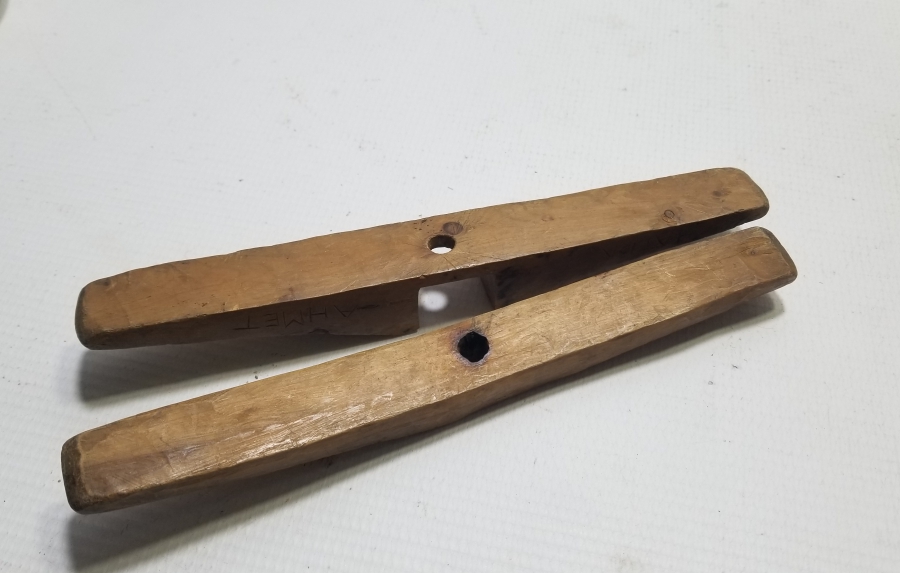 ÜZERİ İŞLEMELİ ANTİKA AHŞAP KİRMAN