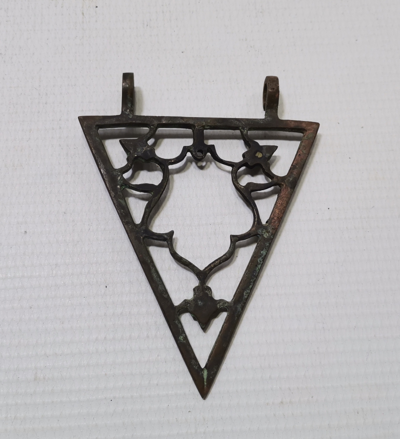 NADİR FORMDA SELÇUKLU MODEL LALE MOTİFLİ OSMANLI DÖNEMİ ÜÇGEN ŞAKÜL