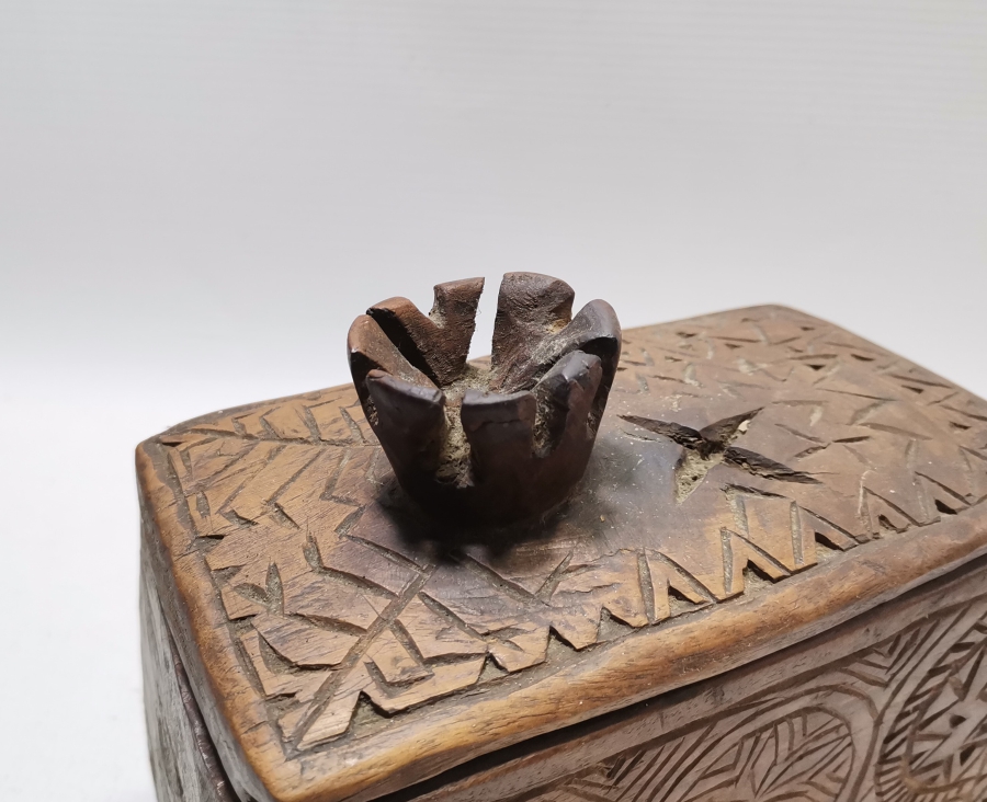 OSMANLI DÖNEMİ TAMAMI İŞLEMELİ NADİR FORMDA KAPAKLI KAHVE KUTUSU