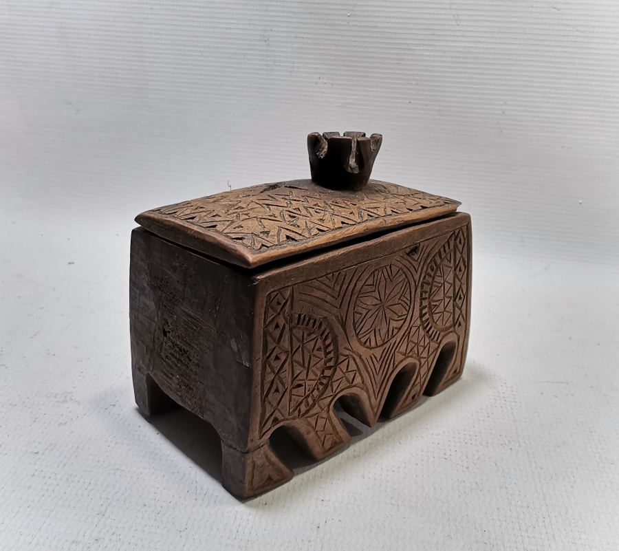 OSMANLI DÖNEMİ TAMAMI İŞLEMELİ NADİR FORMDA KAPAKLI KAHVE KUTUSU