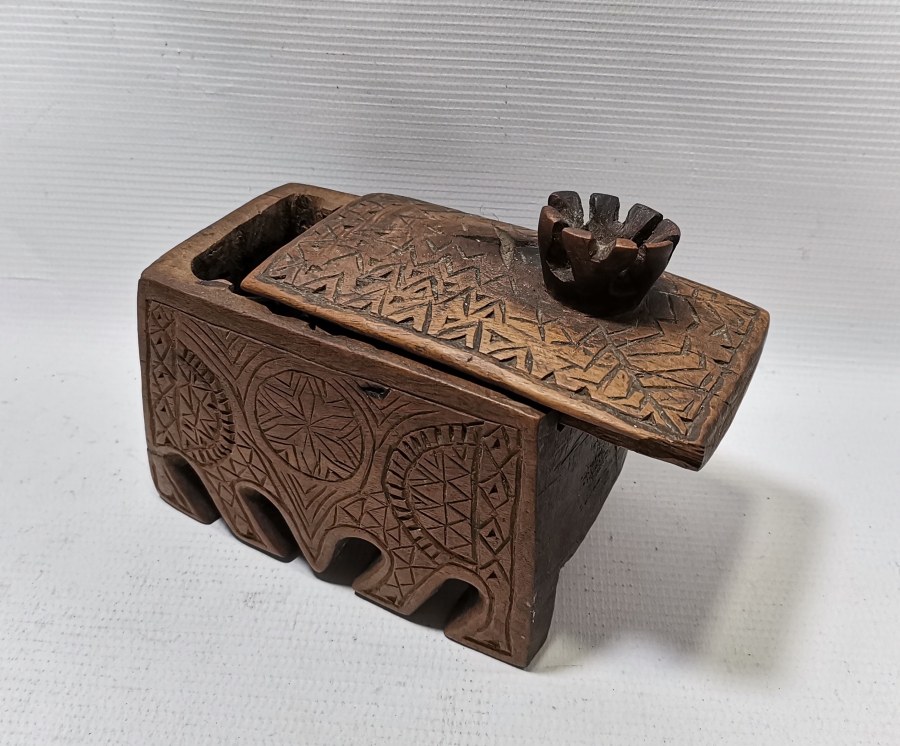 OSMANLI DÖNEMİ TAMAMI İŞLEMELİ NADİR FORMDA KAPAKLI KAHVE KUTUSU