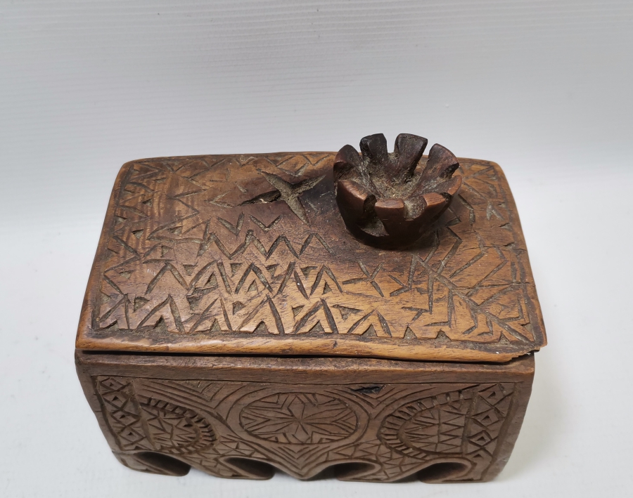 OSMANLI DÖNEMİ TAMAMI İŞLEMELİ NADİR FORMDA KAPAKLI KAHVE KUTUSU