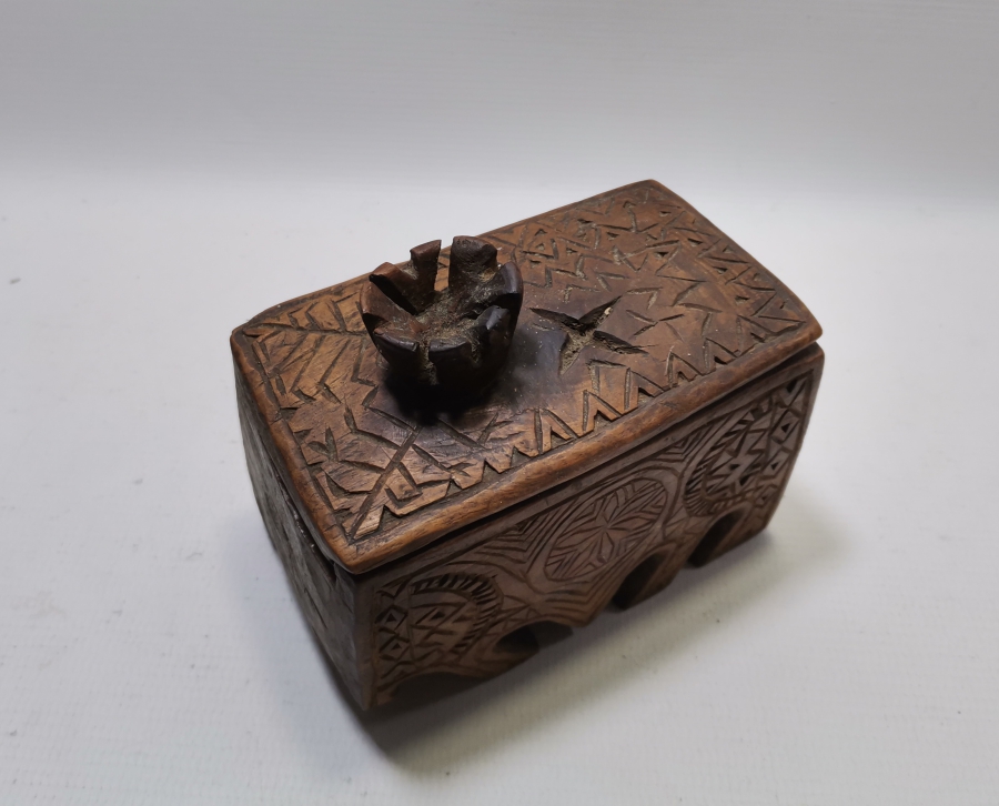 OSMANLI DÖNEMİ TAMAMI İŞLEMELİ NADİR FORMDA KAPAKLI KAHVE KUTUSU