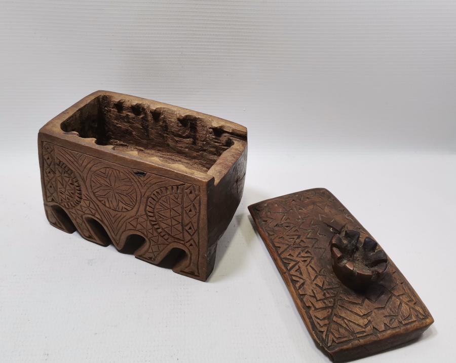 OSMANLI DÖNEMİ TAMAMI İŞLEMELİ NADİR FORMDA KAPAKLI KAHVE KUTUSU