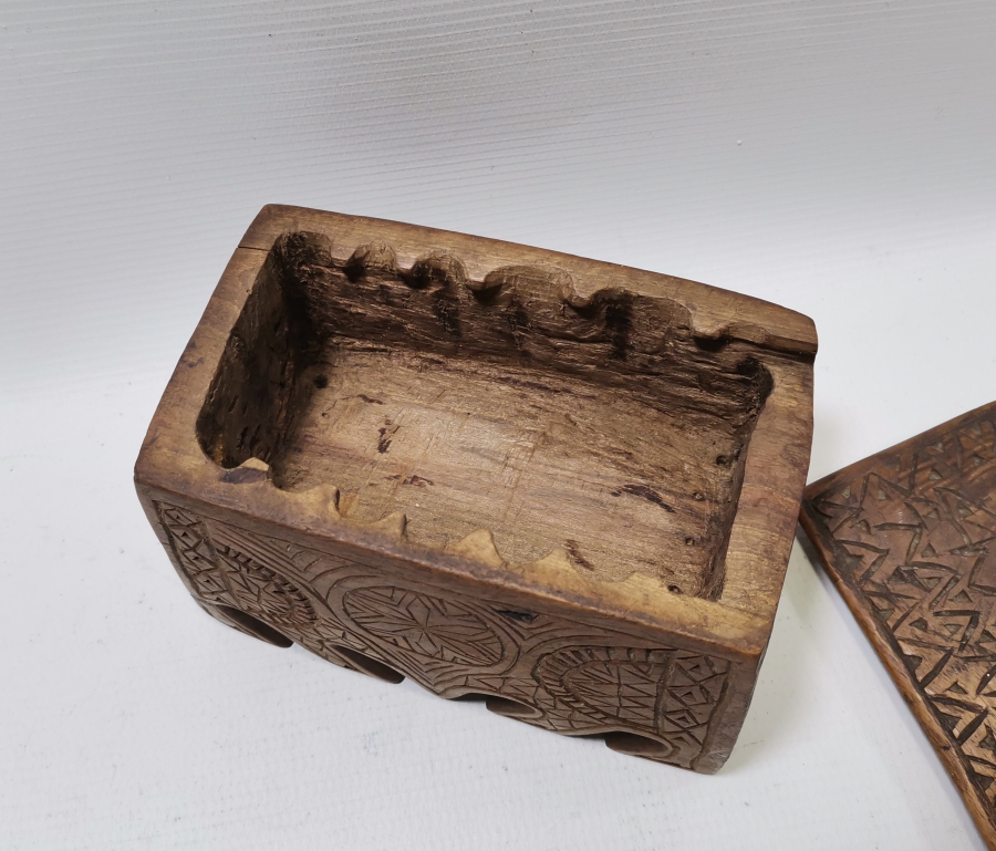 OSMANLI DÖNEMİ TAMAMI İŞLEMELİ NADİR FORMDA KAPAKLI KAHVE KUTUSU