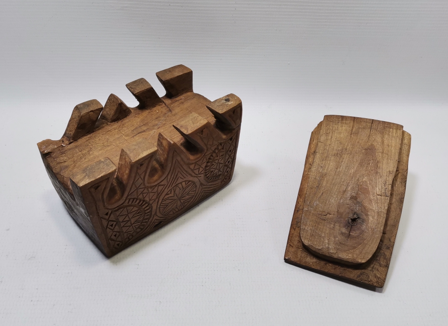 OSMANLI DÖNEMİ TAMAMI İŞLEMELİ NADİR FORMDA KAPAKLI KAHVE KUTUSU