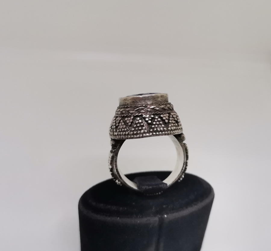 ÜZERİ HAYVAN FİGÜRLÜ KABARTMA İŞÇİLİKLİ ANTİKA GÜMÜŞ TÜRKMEN İŞİ BÜYÜK BOY YÜZÜK