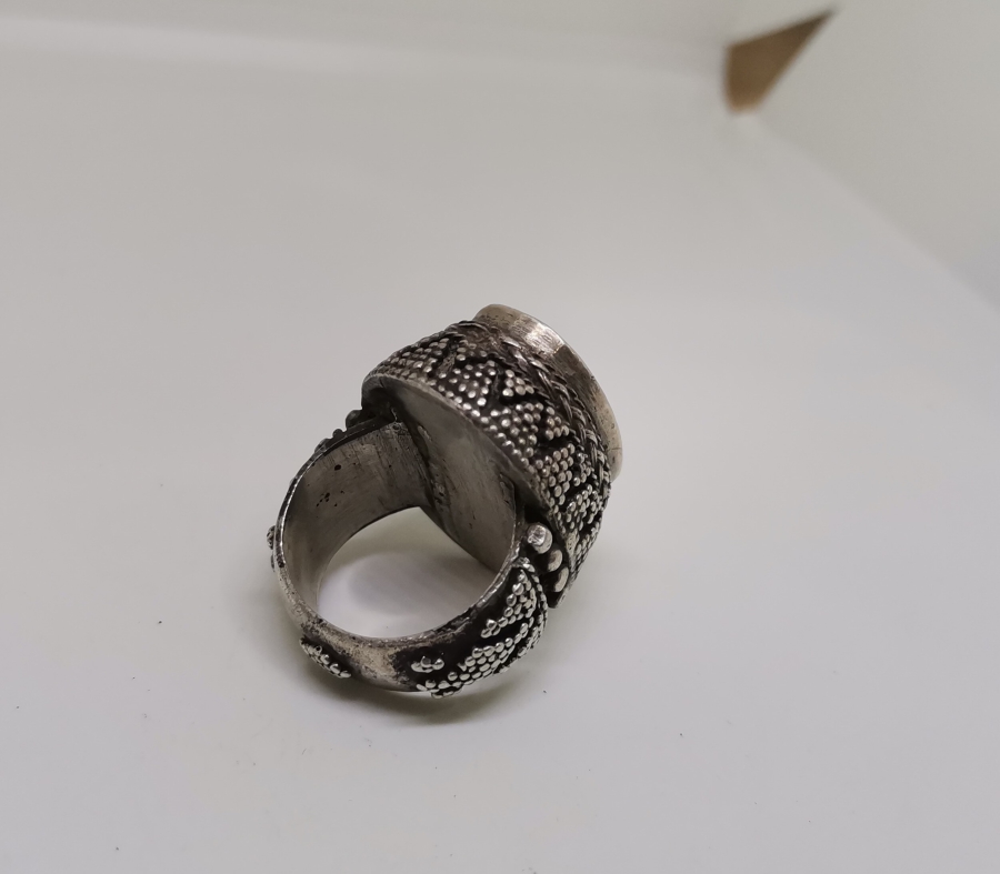 ÜZERİ HAYVAN FİGÜRLÜ KABARTMA İŞÇİLİKLİ ANTİKA GÜMÜŞ TÜRKMEN İŞİ BÜYÜK BOY YÜZÜK