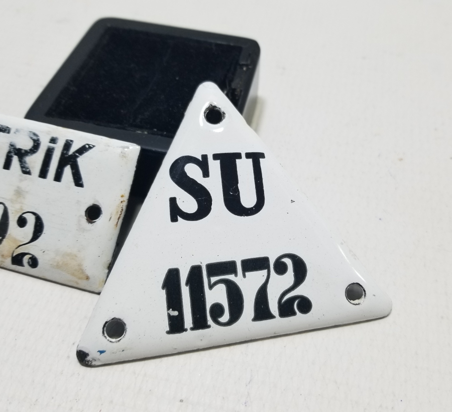 İKİ ADET ANTİKA EMAYE ELEKTRİK VE SU ABONE NUMARALARI