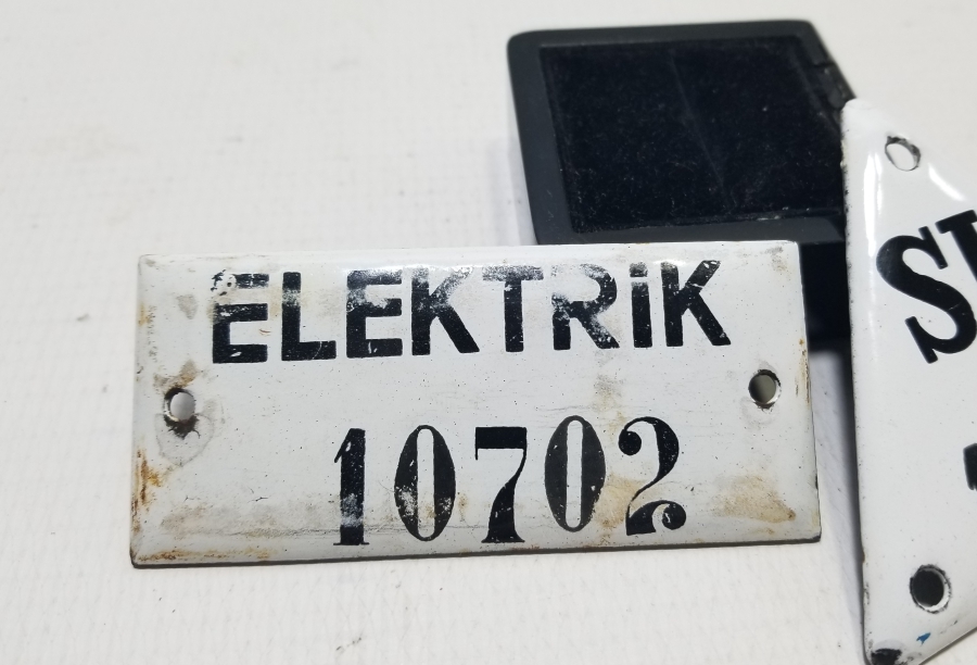 İKİ ADET ANTİKA EMAYE ELEKTRİK VE SU ABONE NUMARALARI