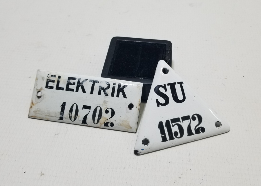 İKİ ADET ANTİKA EMAYE ELEKTRİK VE SU ABONE NUMARALARI