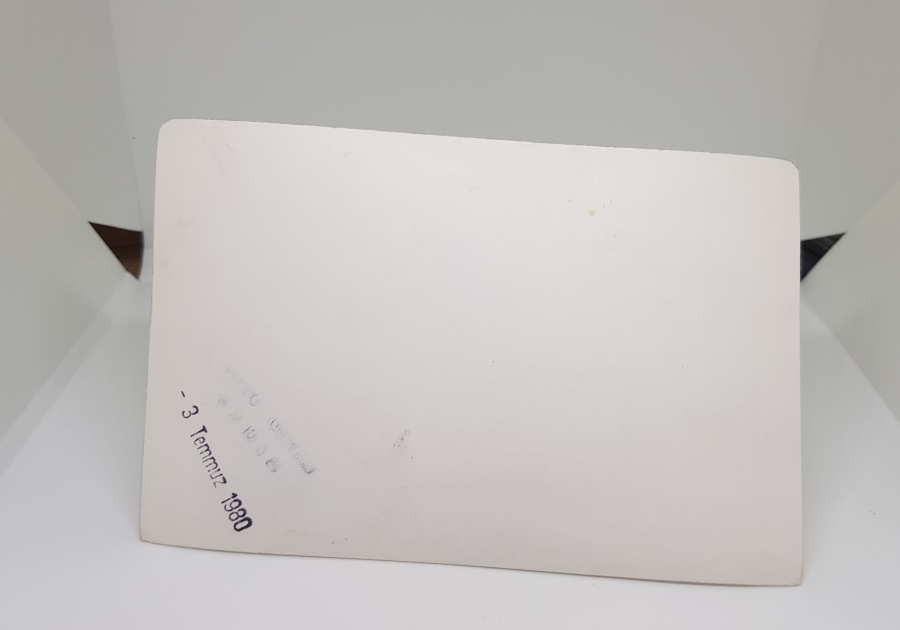 BURSA-MUSTAFAKEMALPAŞA 1970LERDEN FOTOĞRAF STÜDYOSU ÖNÜNDE SİYAH-BEYAZ FOTOĞRAF