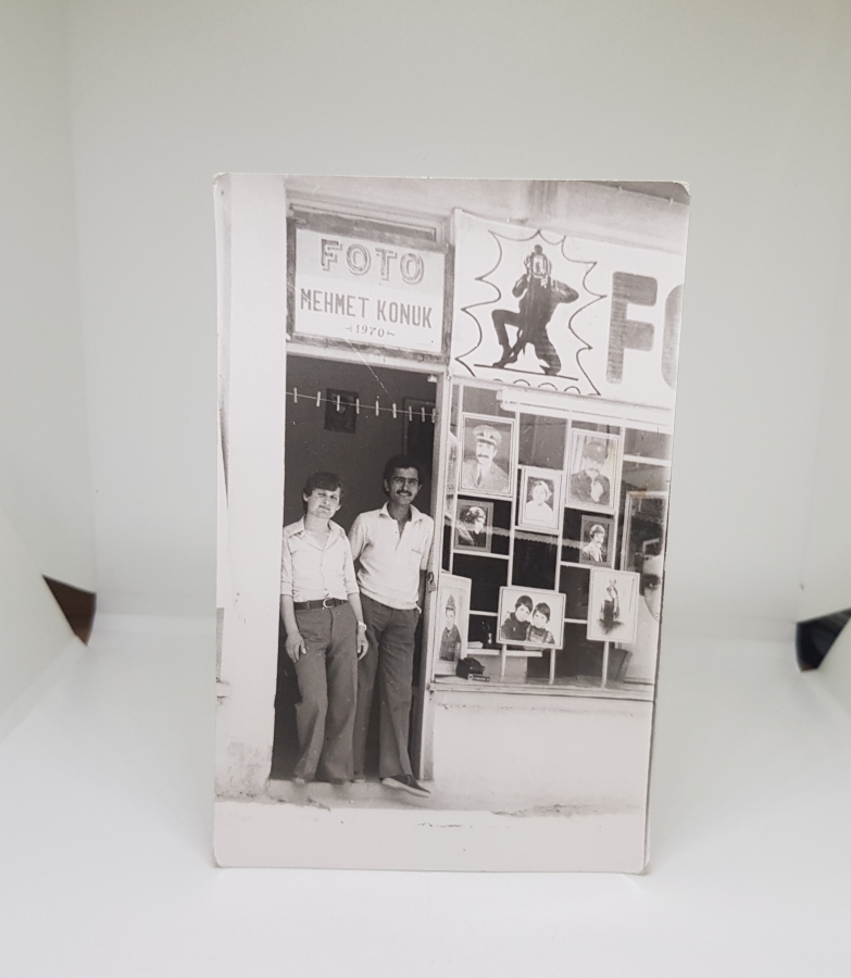 BURSA-MUSTAFAKEMALPAŞA 1970LERDEN FOTOĞRAF STÜDYOSU ÖNÜNDE SİYAH-BEYAZ FOTOĞRAF