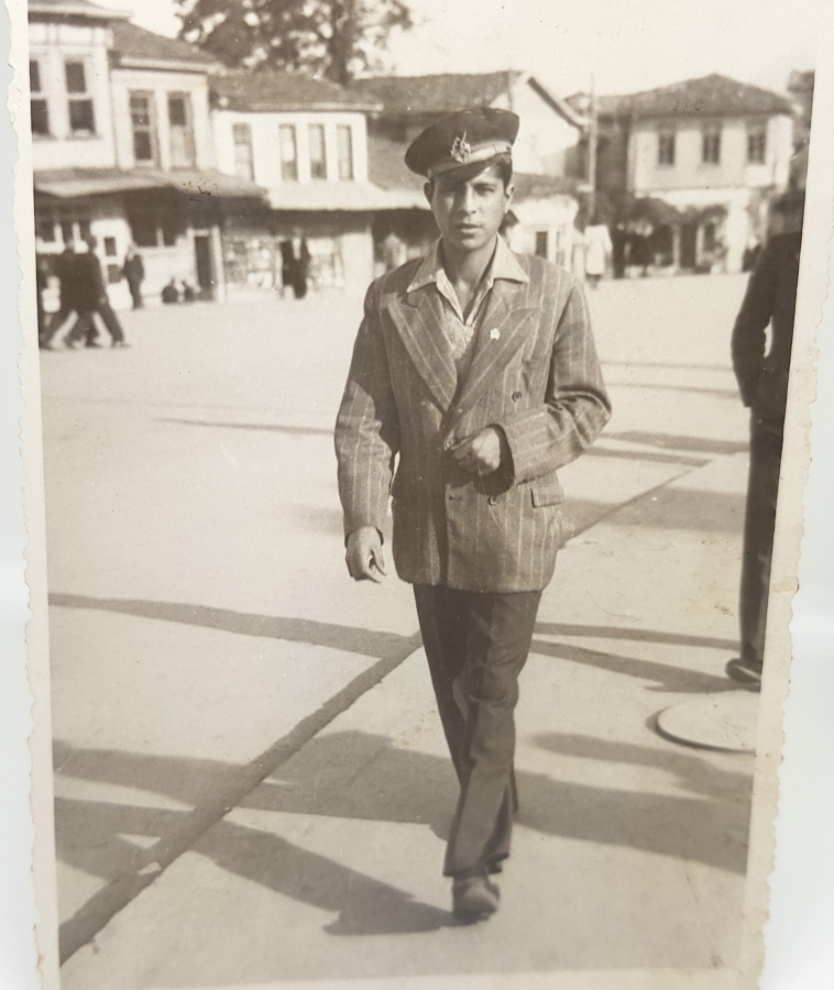 BURSA'DA HEYKEL ÖNÜNDE ÇEKİLMİŞ 1946 TARİHLİ FOTOĞRAF