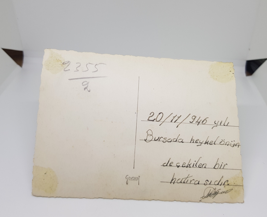 BURSA'DA HEYKEL ÖNÜNDE ÇEKİLMİŞ 1946 TARİHLİ FOTOĞRAF