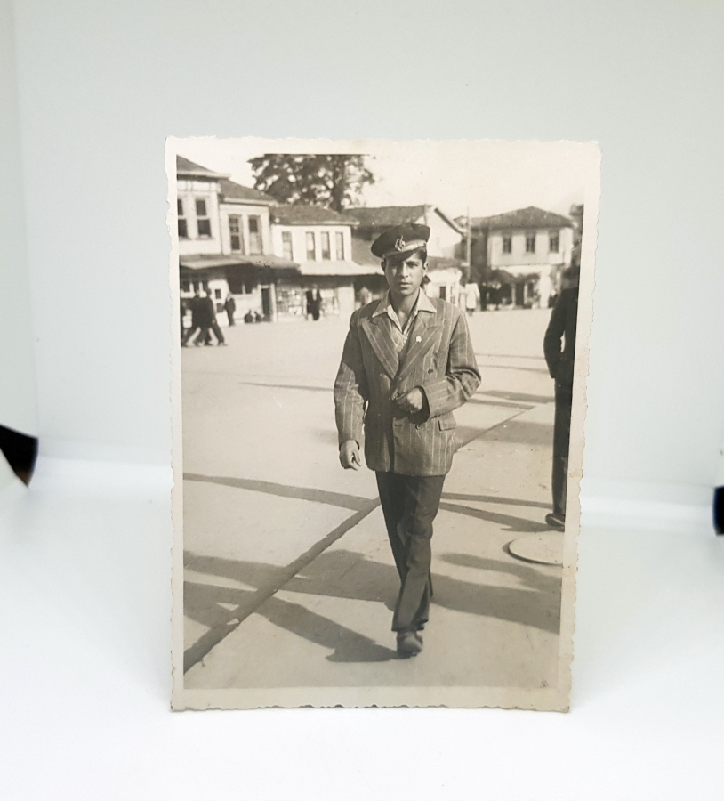 BURSA'DA HEYKEL ÖNÜNDE ÇEKİLMİŞ 1946 TARİHLİ FOTOĞRAF